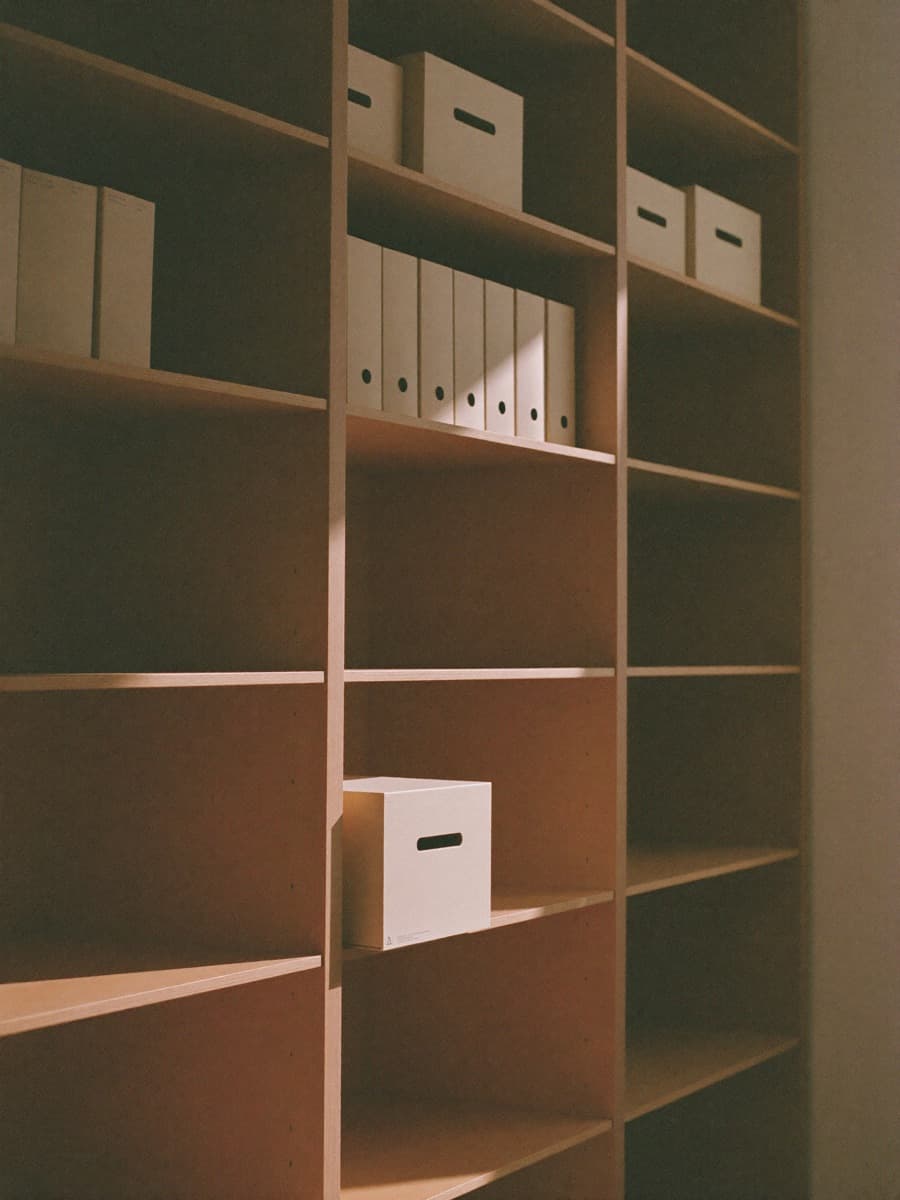 Archivador de fichas con un cajón abierto — la memoria del negocio